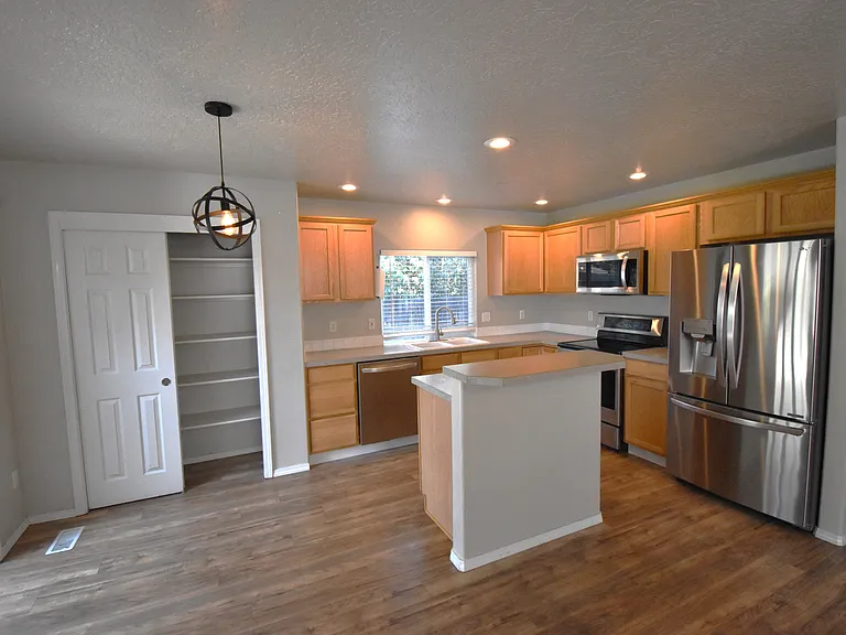 3222 S Lindsay Ave — Photo 6