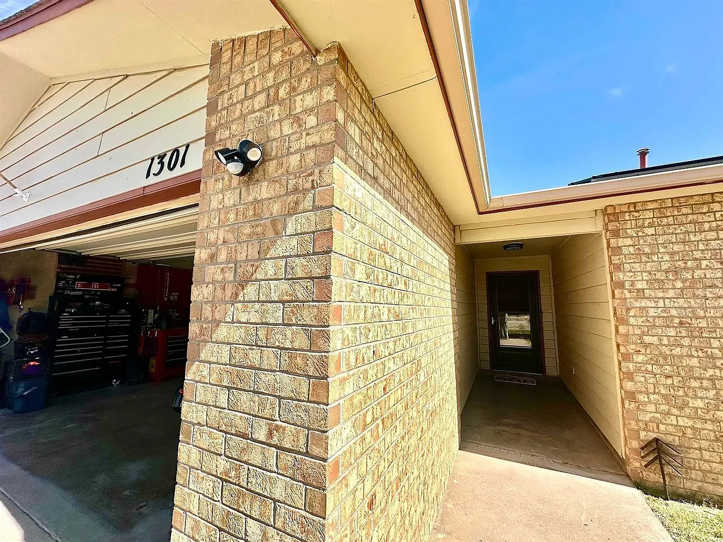 Welcome to this 3 BD, 2 Bth home situated on a corner lot!! Electric Included!! — Photo 2