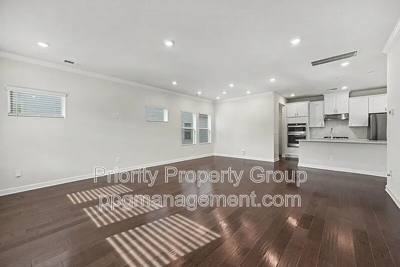 3 bed, 2.5 bath, 1956 sqft, $2,300 — Photo 4