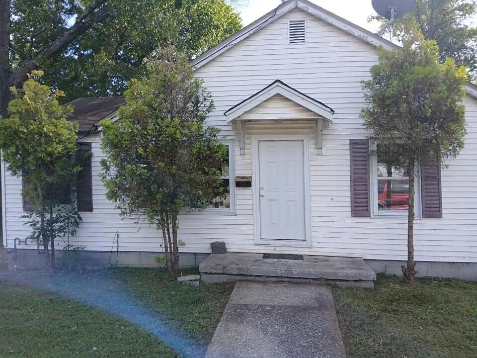 3 bed, 1.0 bath, 942 sqft, $900 — Photo 1