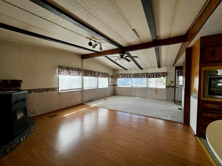 1402 Hickory Rd — Photo 4