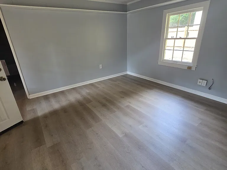319 Mercer Ave — Photo 9