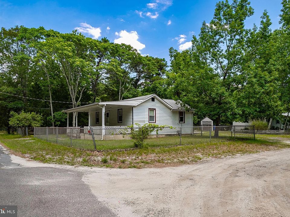 1st image of 800 Lupin St