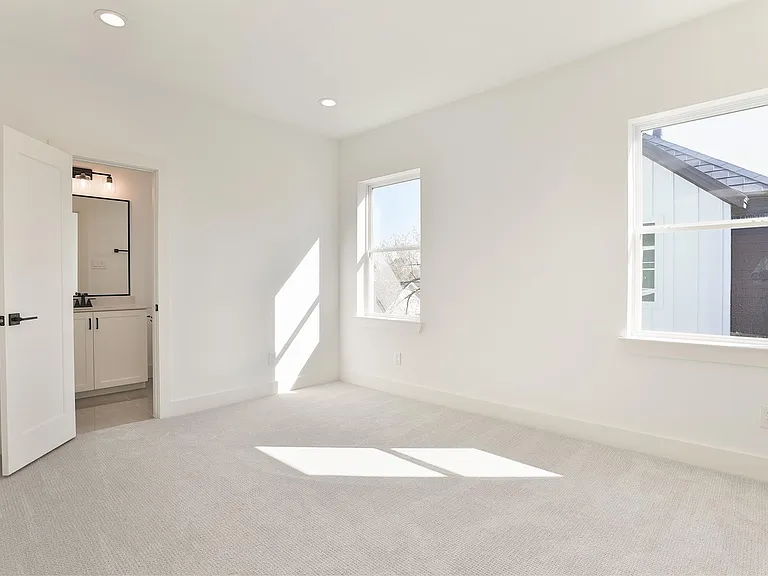 1020 W 15th 1/2 St #B — Photo 39