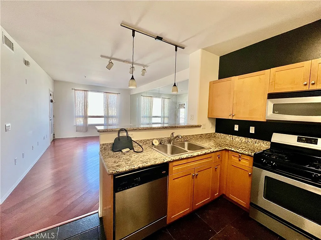 Building Photo - 100 S Alameda St #318