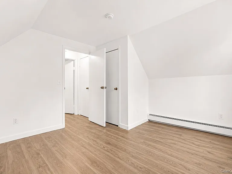 60 Morris Ave — Photo 24