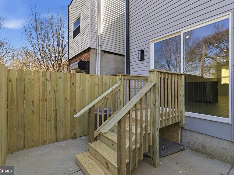 1023 W Orleans St — Photo 8