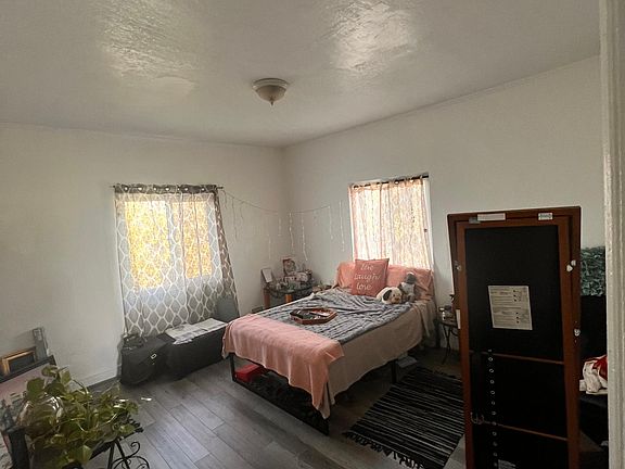 3rd image of 1918 E 115th St #1918