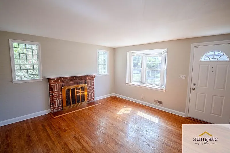 3 bed, 1.5 bath, 1178 sqft, $2,190 — Photo 2
