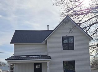608 W Delaware St, Manchester, IA 52057