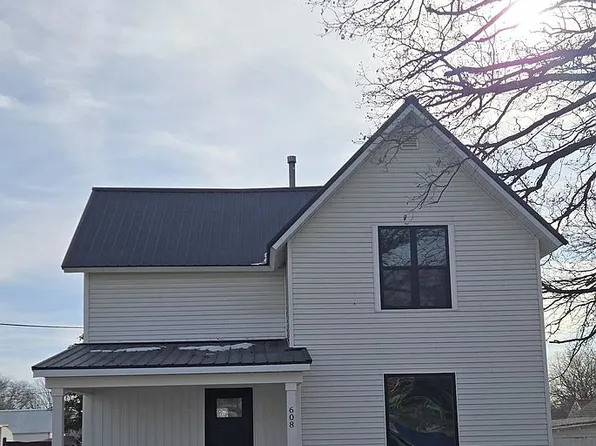 608 W Delaware St, Manchester, IA 52057