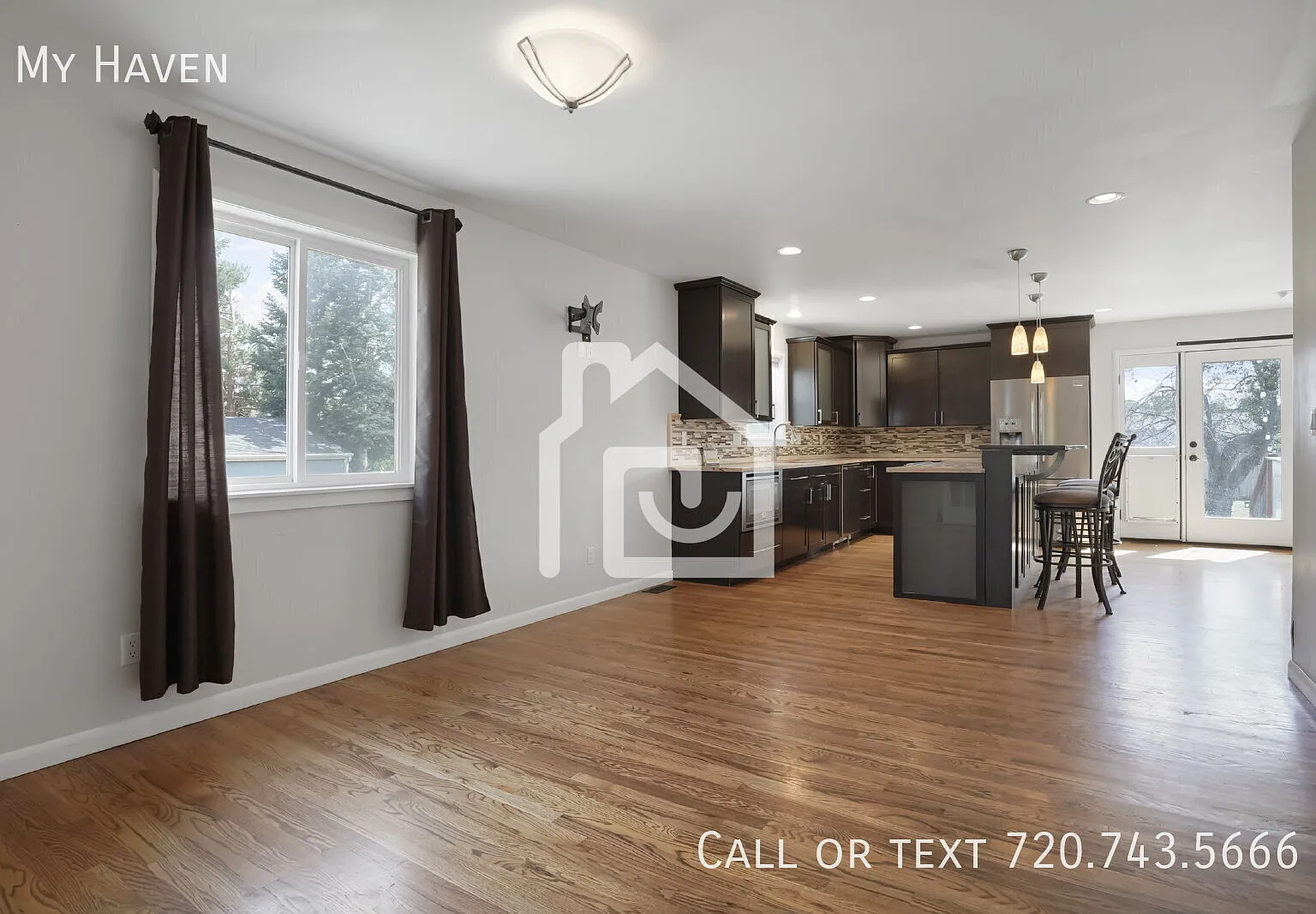 Beautifully Updated 4 Bedroom in Lakewood - Finished Basement - Large Yard — Photo 2