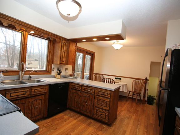 4th image of 971 Lois Ln