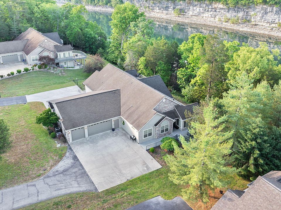 1st image of 512 W Canterbury Dr