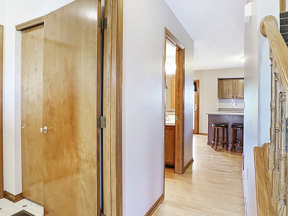 3rd image of 927 Glyn Jones Ct