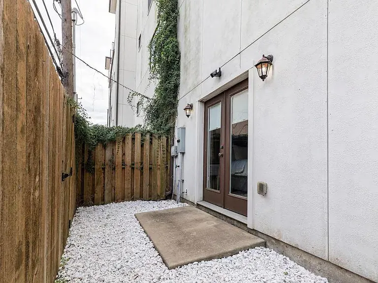 2529 Calumet St — Photo 49