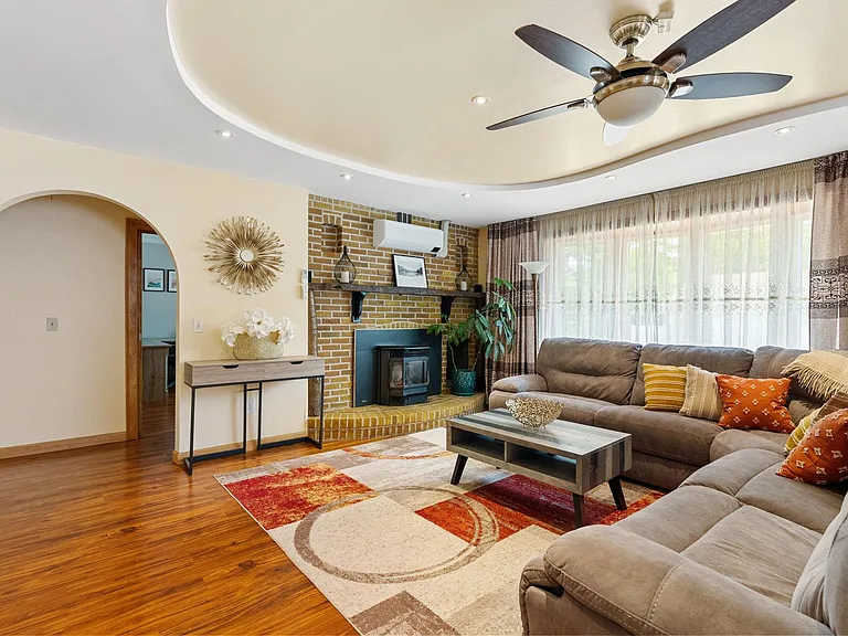 Laurene Dr — Photo 14