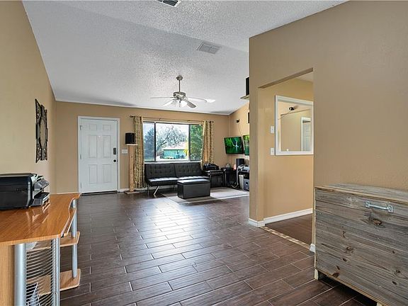 4th image of 3040 Cloverdale St
