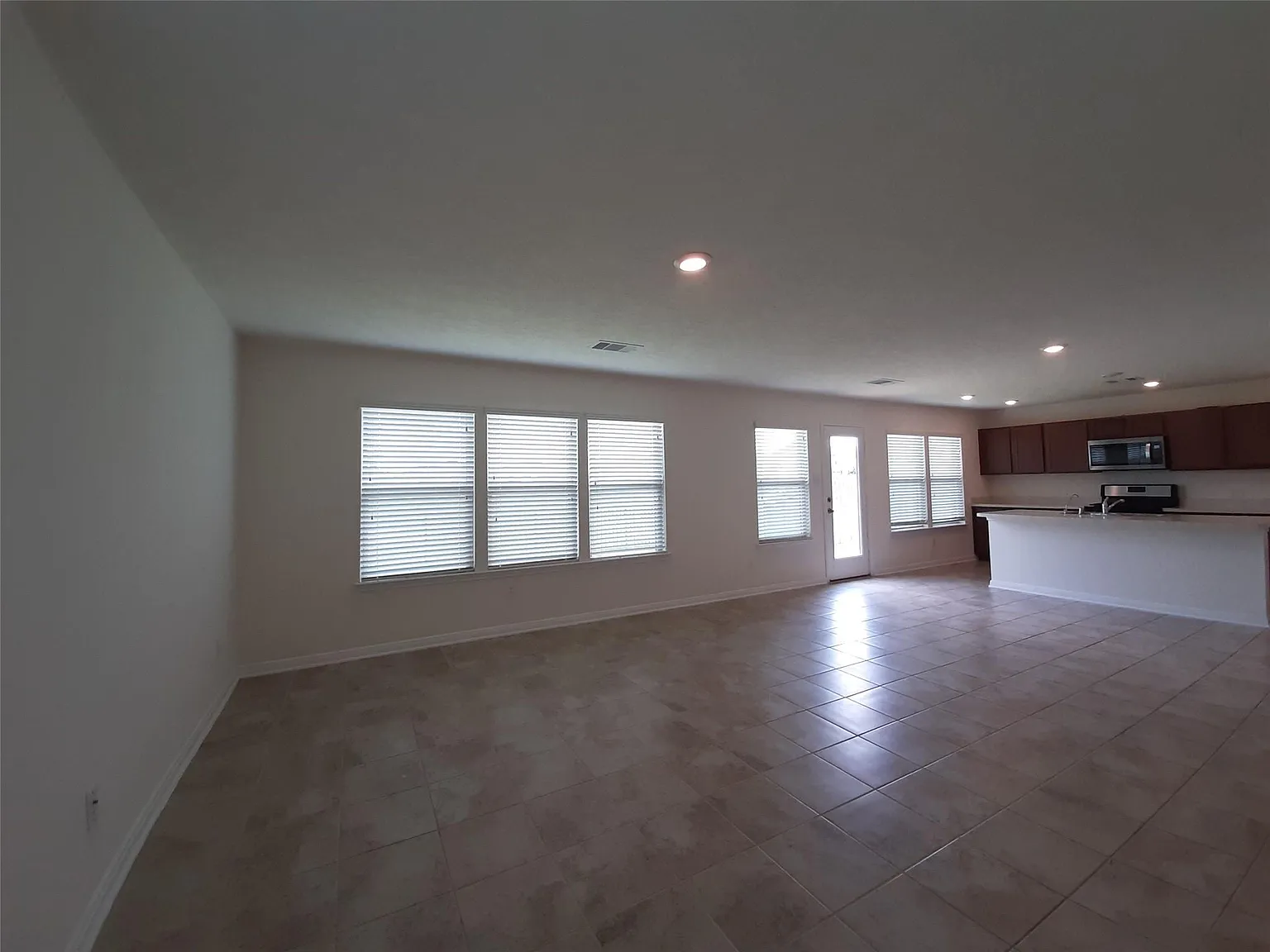 4 bed, 2.5 bath, 2630 sqft, $2,395 — Photo 3