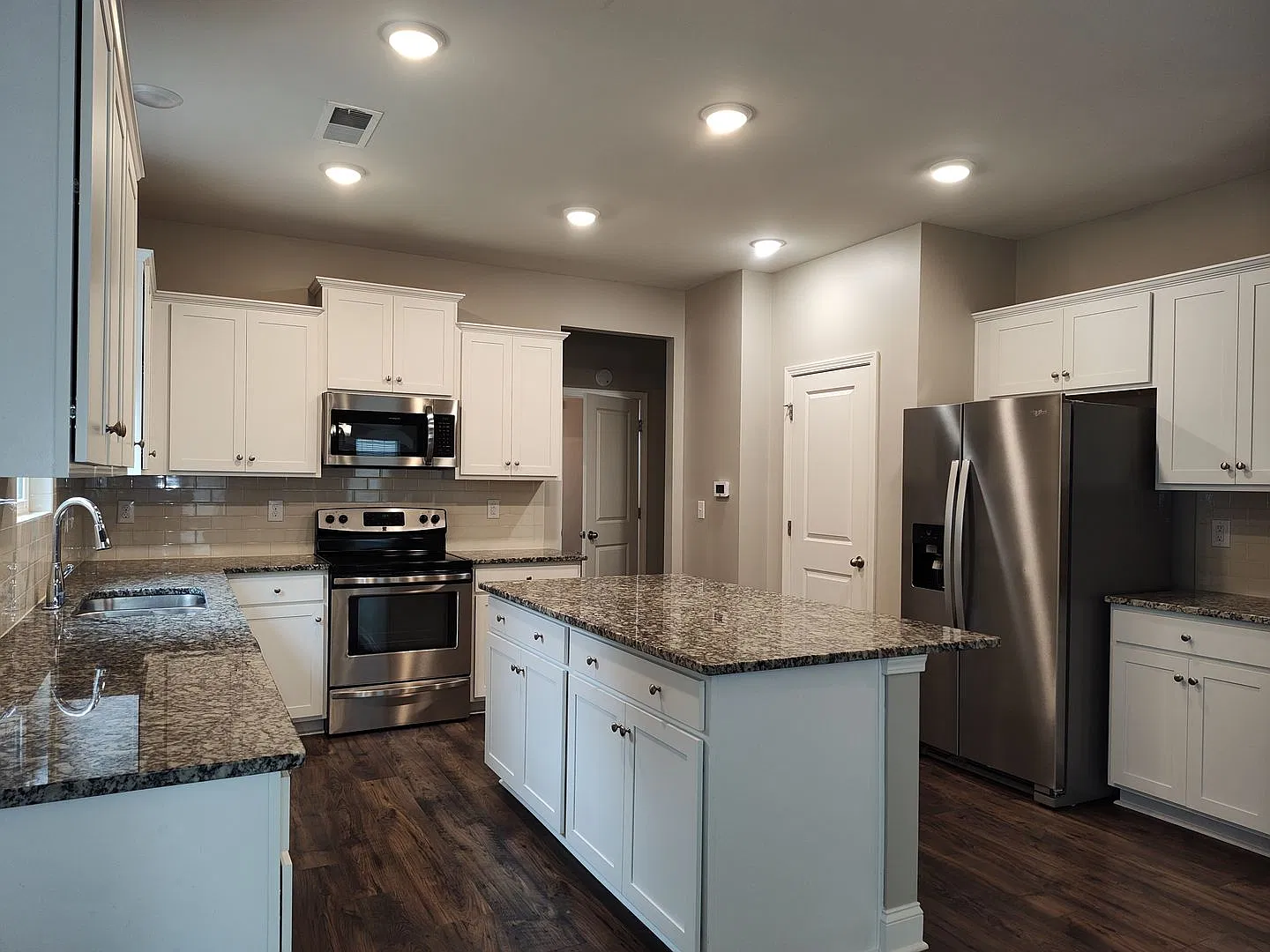 Pristine 5 bedroom, 2.5 bath home located in the Whispering Pines Community! — Photo 2