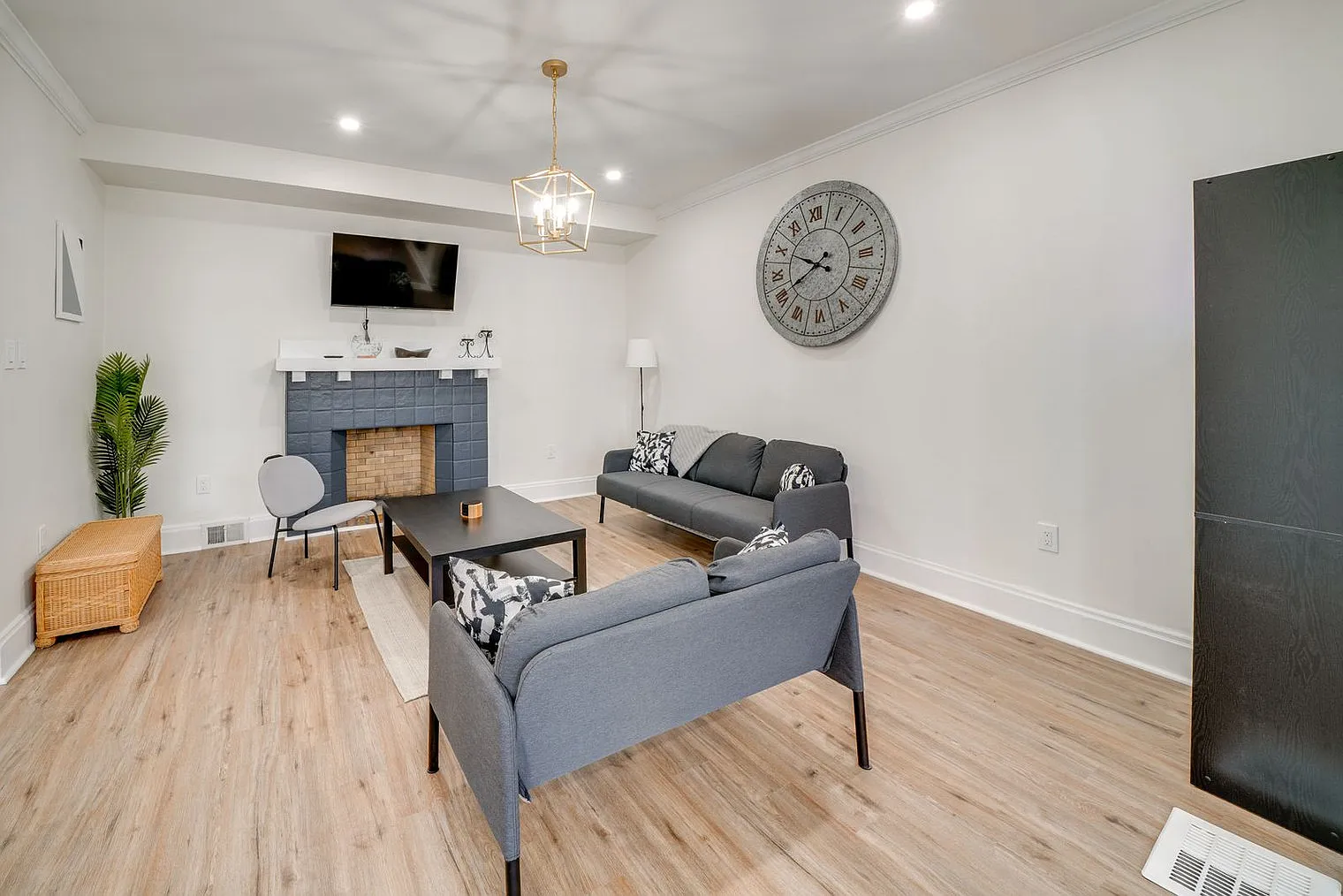 3 bed, 2.0 bath, 1356 sqft, $3,612 — Photo 2