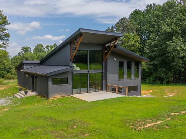 782 New Deal Potts Rd, Cottontown, TN 37048