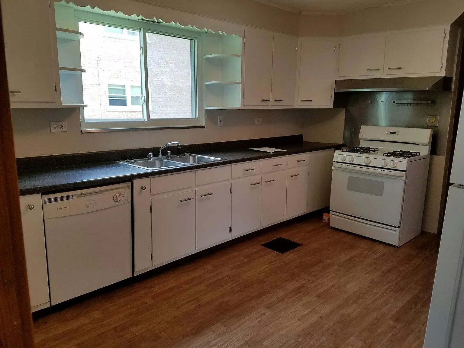 3 bed, 1650 sqft, $2,300 — Photo 3