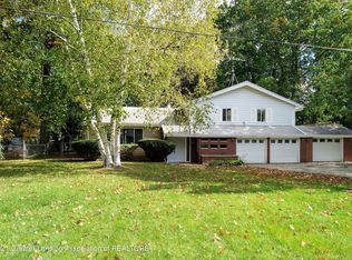 6215 Woodland Dr, Grand Blanc, MI 48439