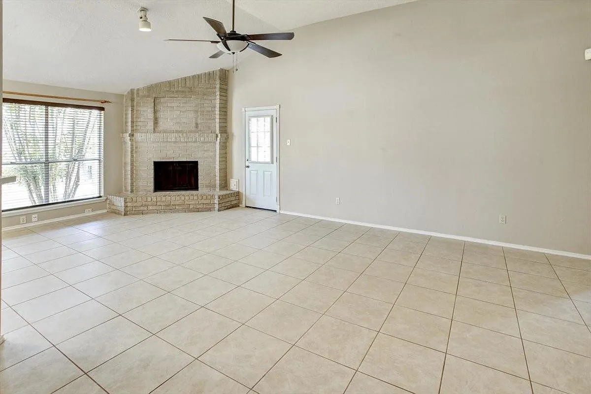 3 bed, 2.0 bath, 1383 sqft, $1,750 — Photo 3