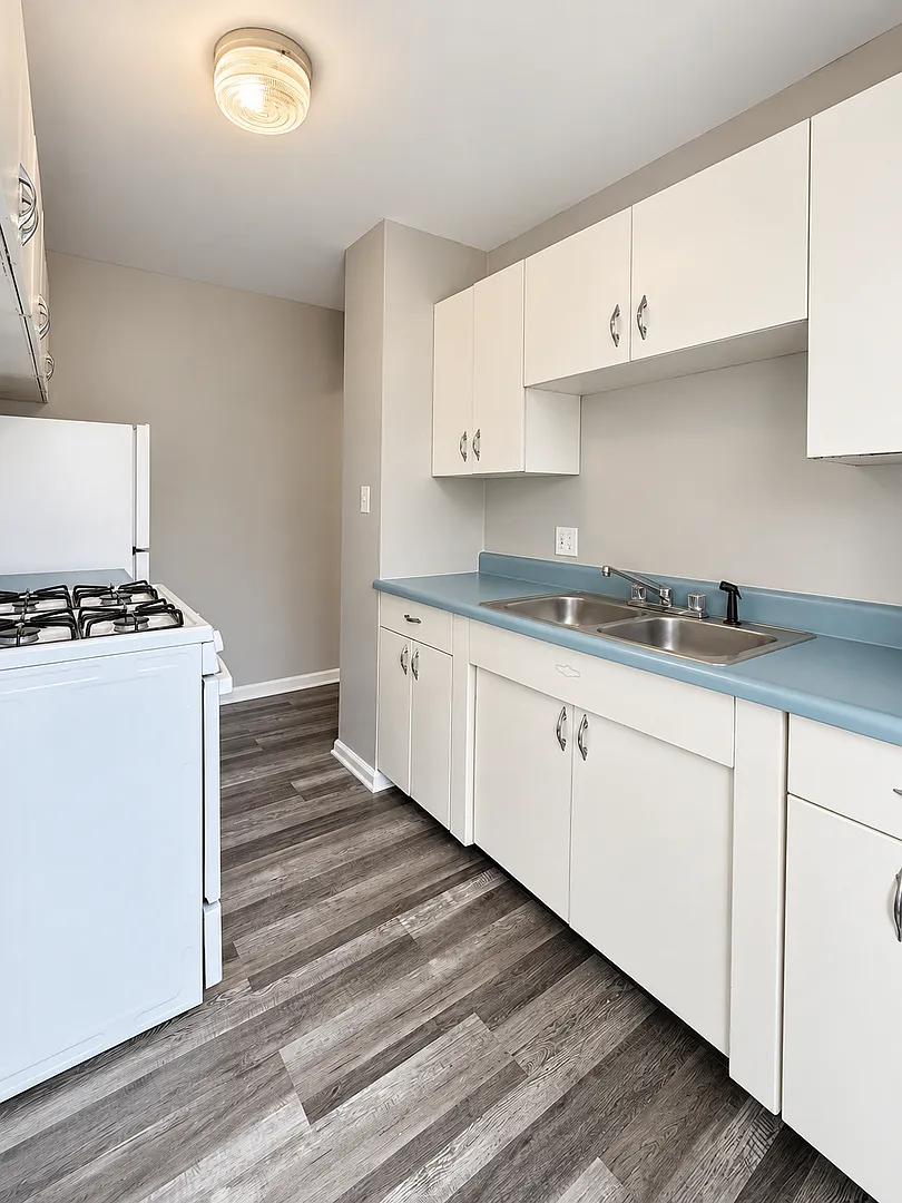 Adorable 2 bed, 1 bath — Photo 1