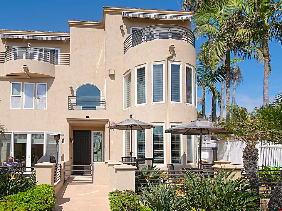 This stunning townhouse offers convenient street-level entry, providing easy access right from the sidewalk. No need to navigate long hallways or staircases- simply walk up to your front door, making loading and unloading beach gear a breeze.