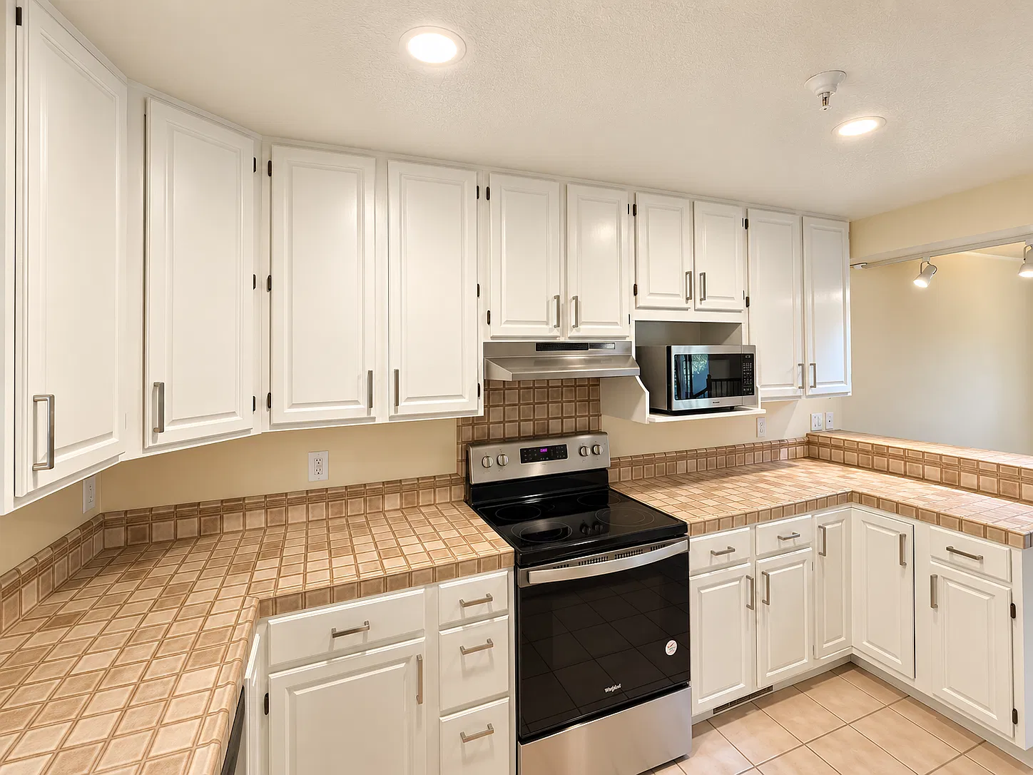 3 bed, 3.5 bath, 2200 sqft, $6,495 — Photo 4