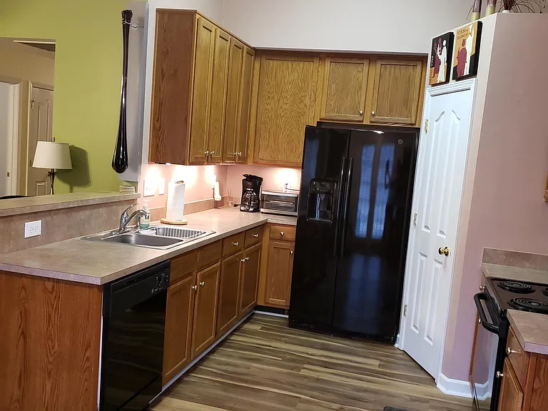 Fully Stocked Kitchen-cookware, dinnerware, glassware and all utensils provided