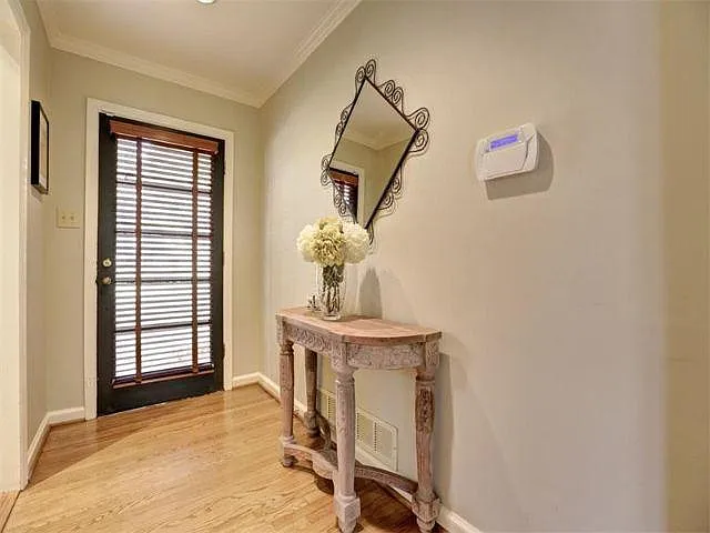 1624 Berkeley Ln NE — Photo 3