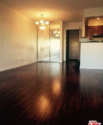 5th image of 1118 Valencia St APT 110