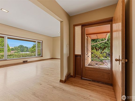 5th image of 104 Chase Avenue