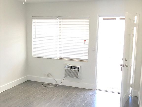3rd image of 1823 Dewey St #F