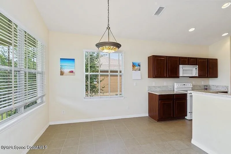 3 bed, 2.0 bath, 1860 sqft, $2,000 — Photo 4