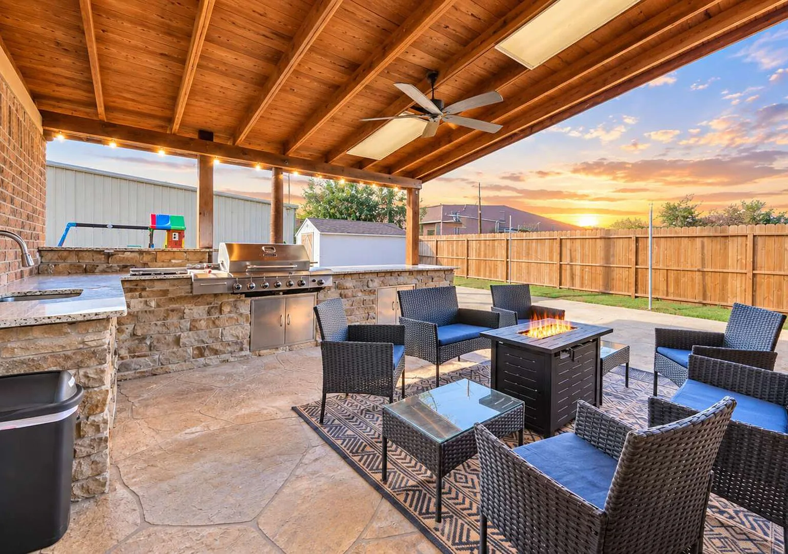 Spacious 6BR House | Sleeps 15 | Galleria | 1GB|WD — Photo 4