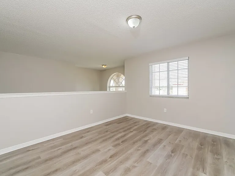 553 Brentford Ct — Photo 11