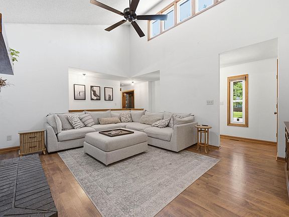 3rd image of 1300 E Cresthill Rd