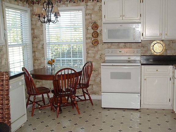 large kitchen - all appliances stay with house