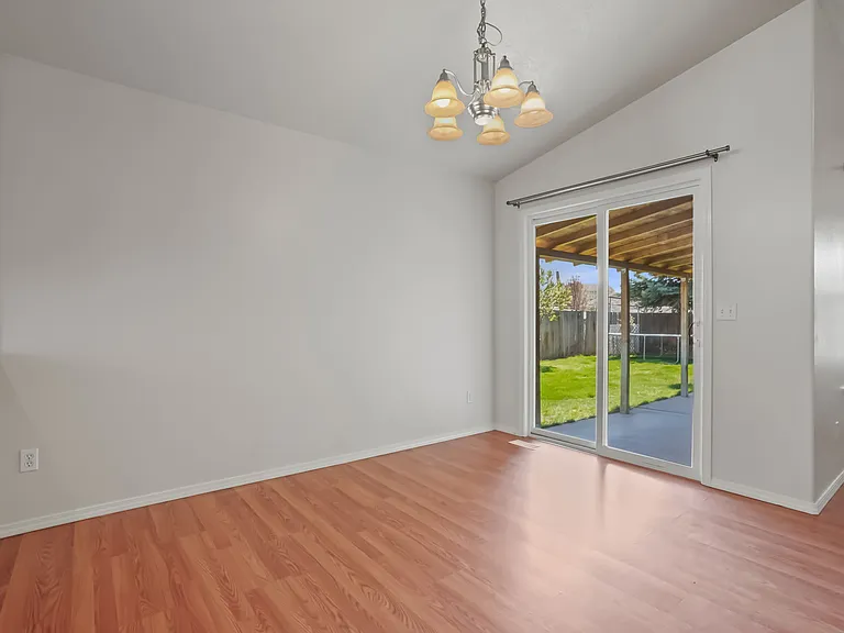 979 Peregrine Dr — Photo 5
