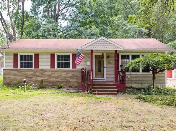 2214 Conwill Rd, Stow, OH 44224