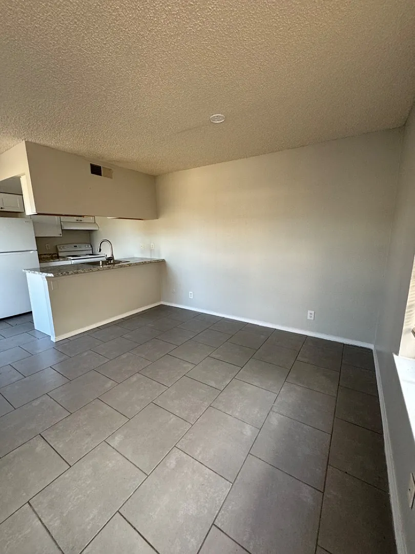 916 San Pedro Drive Southeast - 916-3 — Photo 2