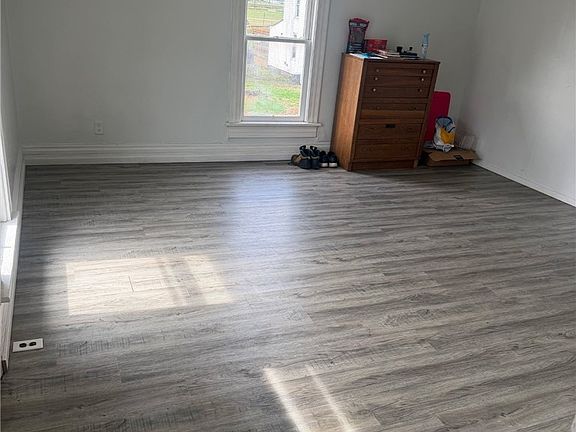 5th image of 722 John St