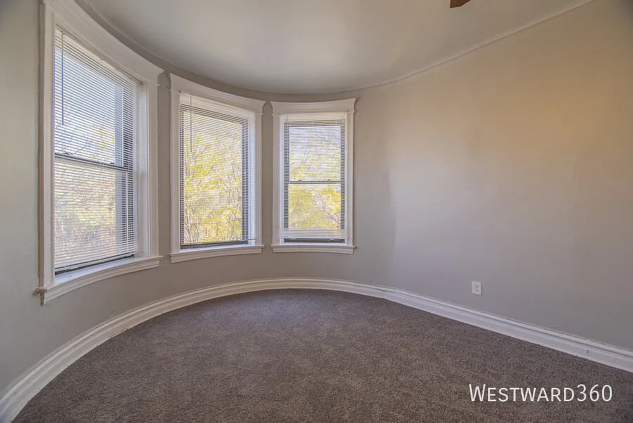 "Available Now / University of Chicago/Washington Park / 4 Bed / 1 Bath / Pets Negotiable / Centr... — Photo 3