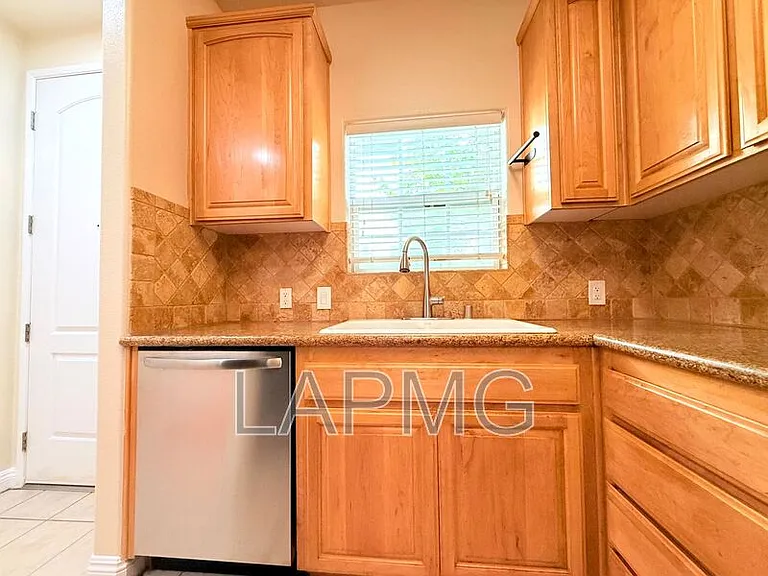 12217 Moorpark St #9 — Photo 8