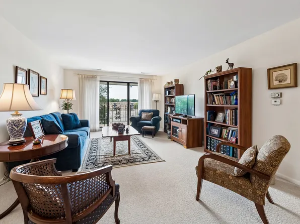 5200 Oakton St APT 408, Skokie, IL 60077