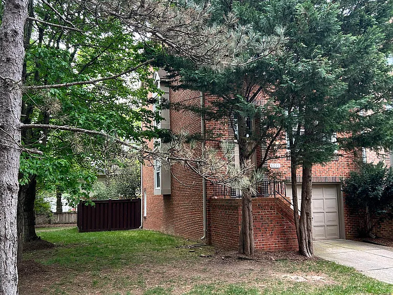 8021 Merry Oaks Ct — Photo 3